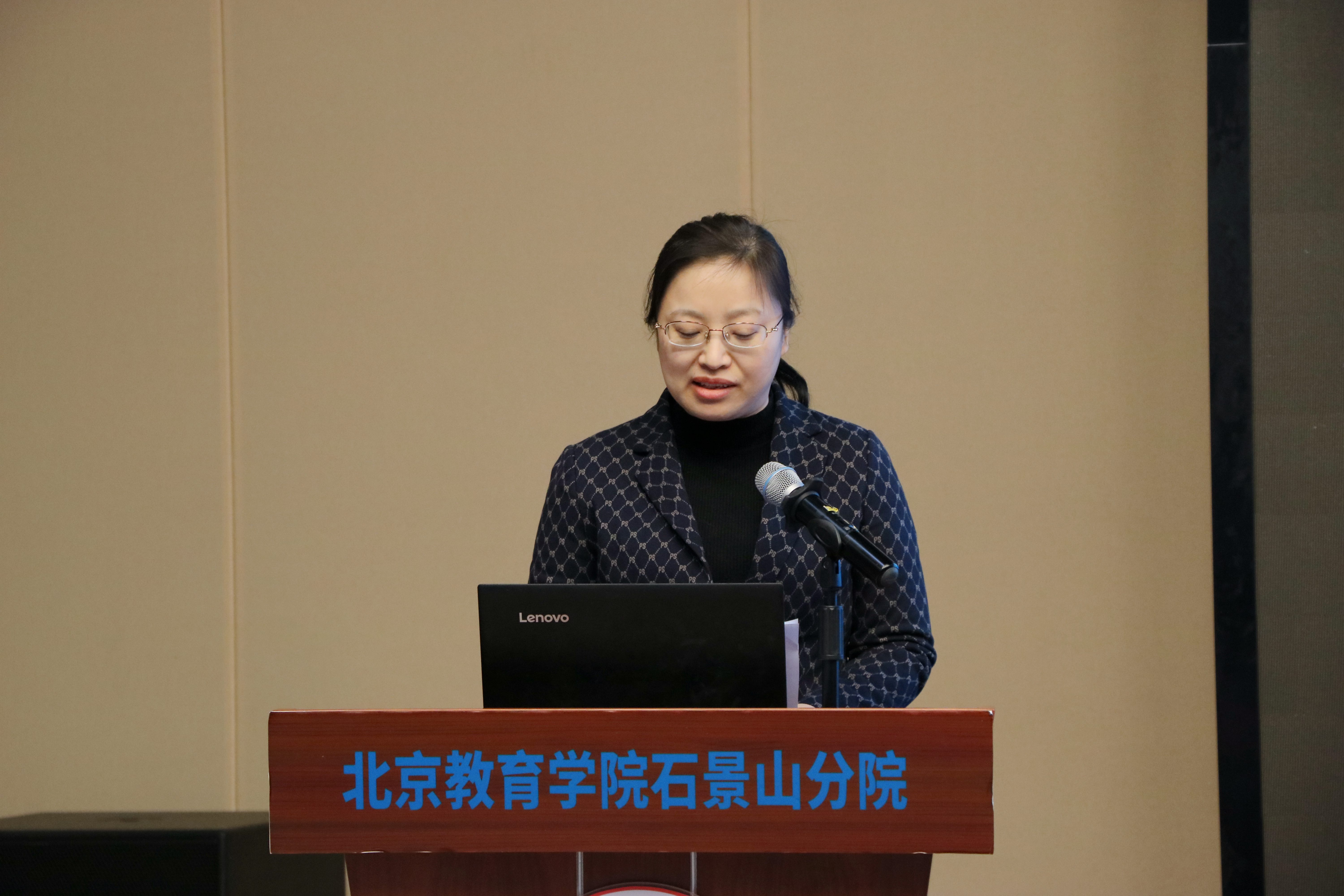 图2 李爱霞主任主持会议_副本.jpg