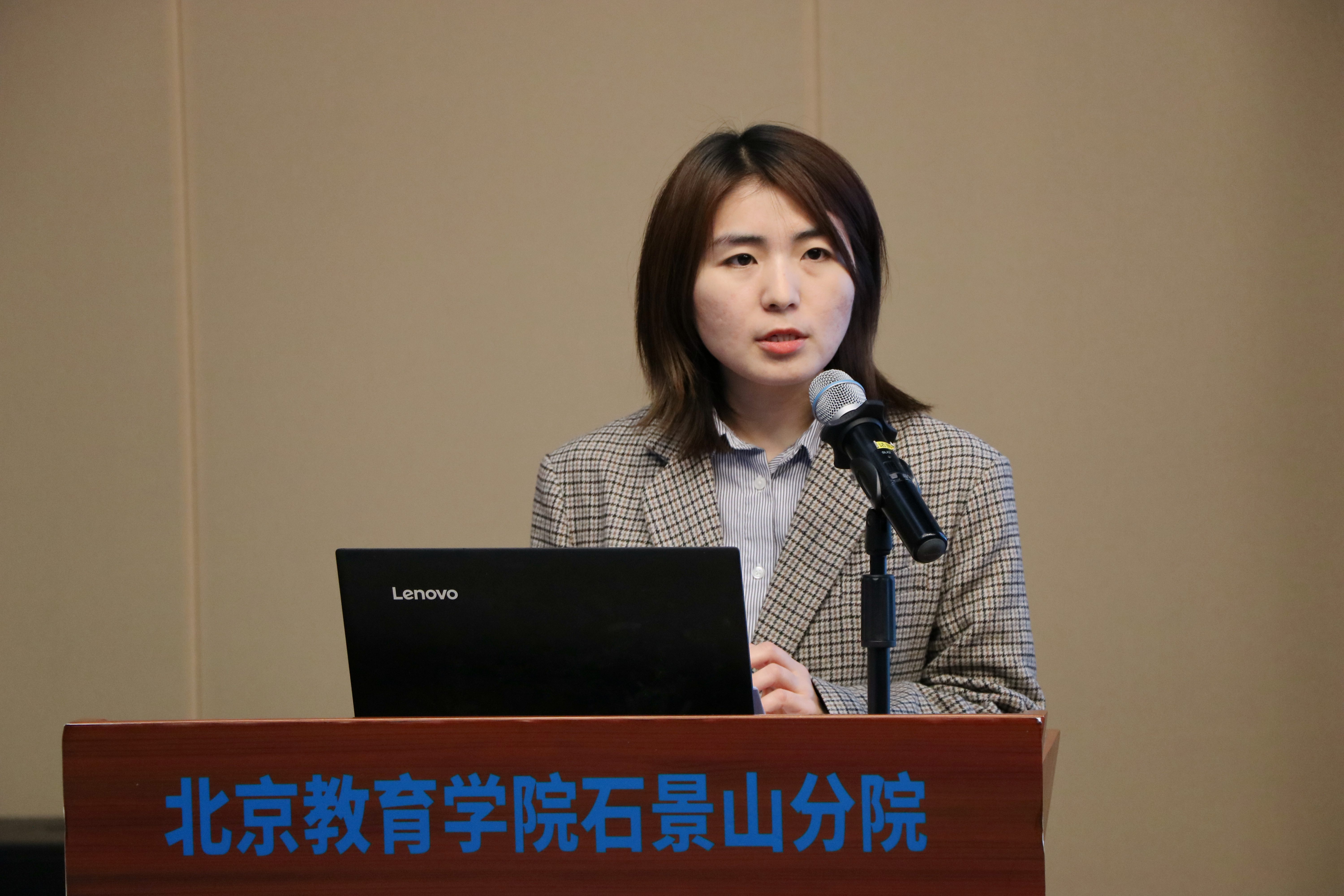 图4 崔芳进行项目介绍_副本.jpg