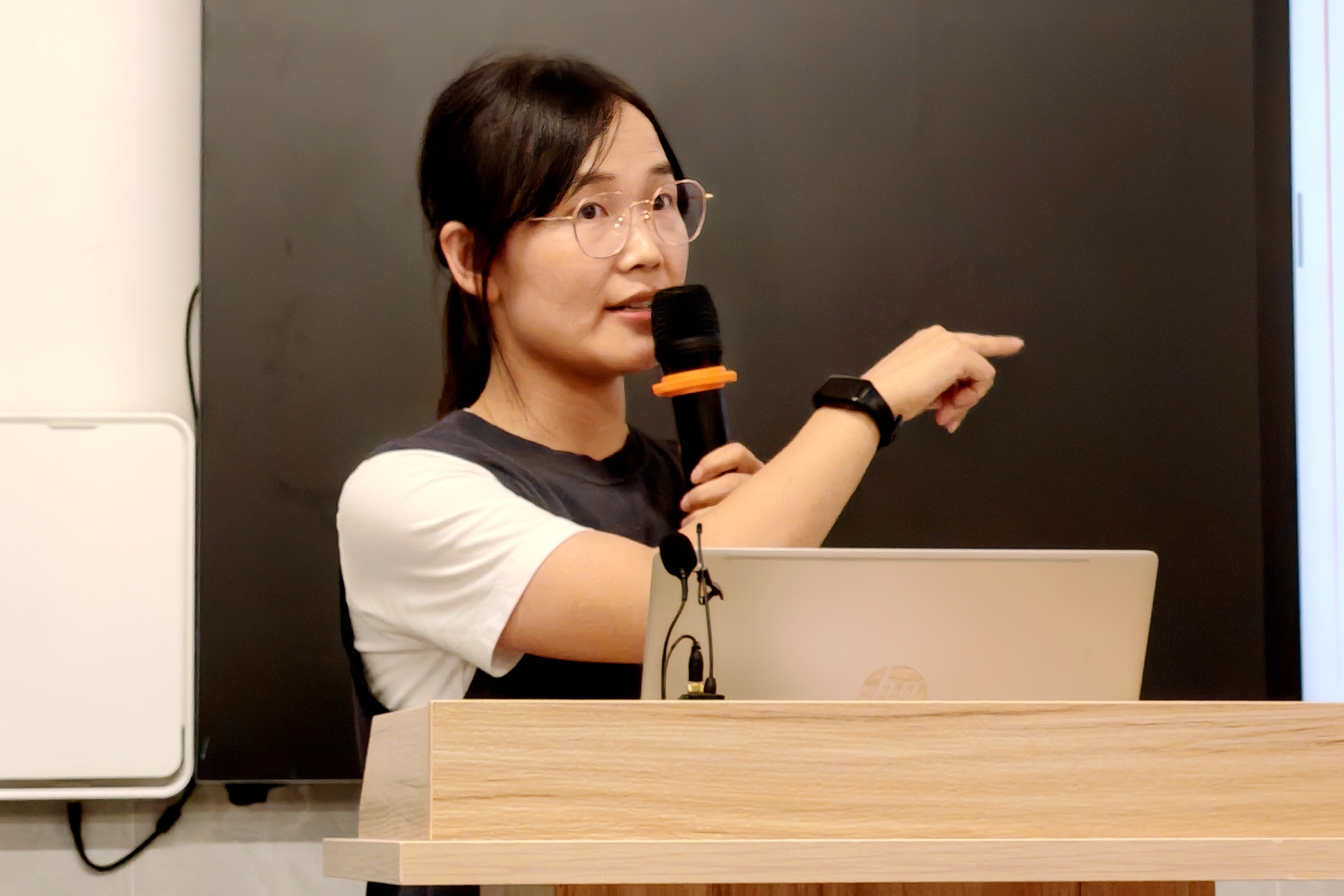 图 3 白若微作报告.jpg