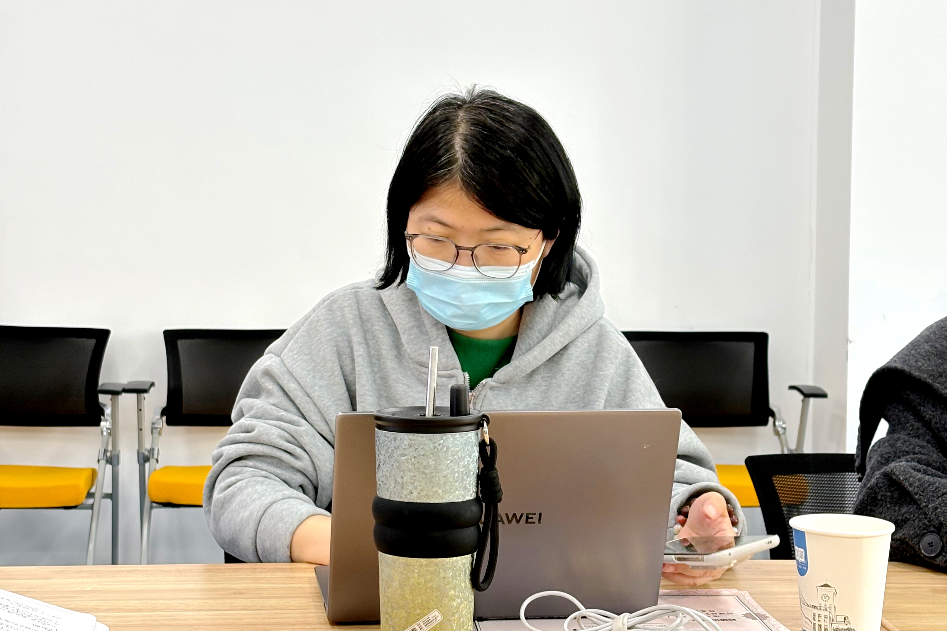 图2 李杨欣老师主持会议.jpeg